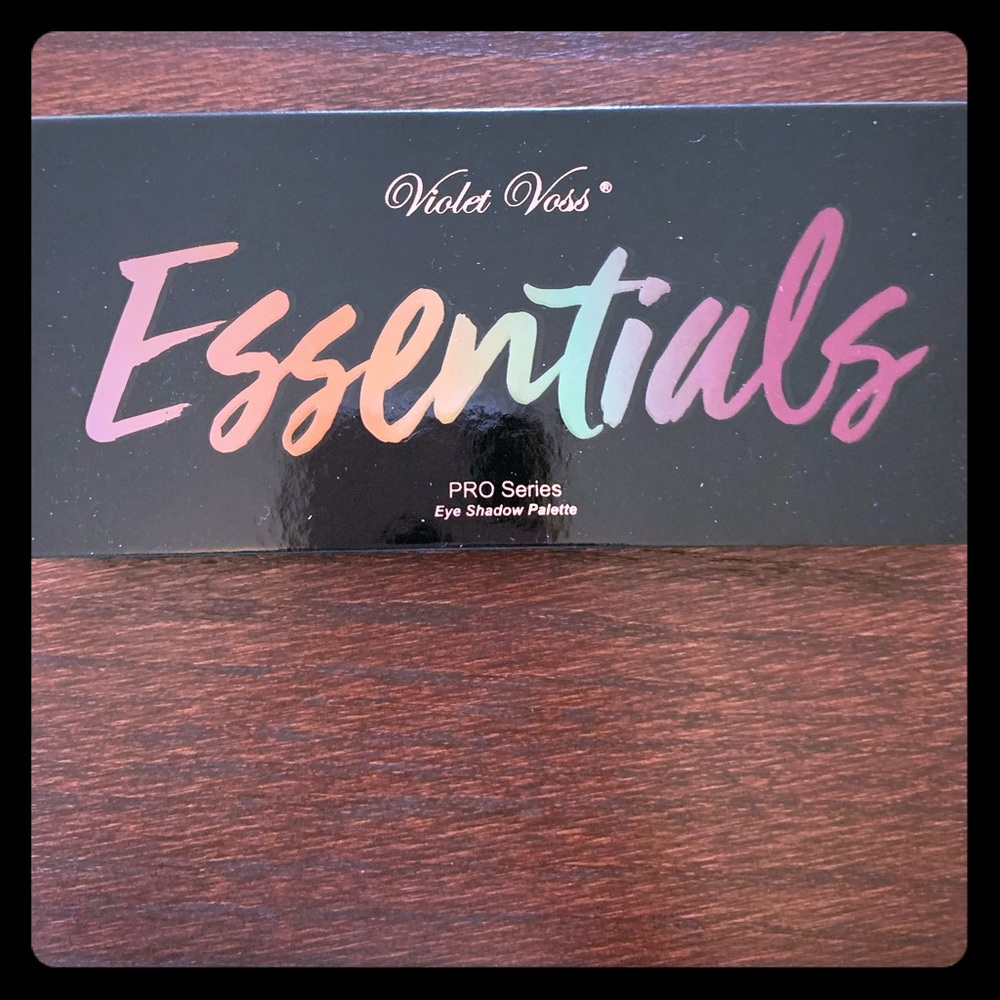 Violet Voss Essentials make up palette-
